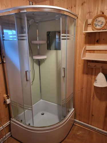 Установлена кабина: закреплены стенки, поддон, двери. Подключены водопровод и слив. Проверена герметичность соединений, отрегулированы элементы. Завершена настройка аксессуаров.