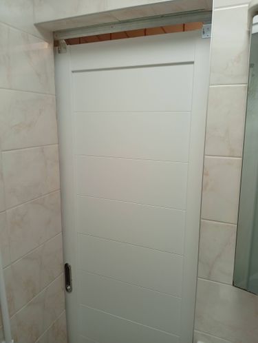 Установка межкомнатной одностворчатой раздвижной навесной двери без отделки проема