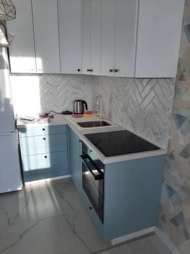 Установлена электрическая варочная панель, подключены провода к сети, проверена работоспособность устройства, закреплена на кухонной поверхности, обеспечена безопасность эксплуатации.