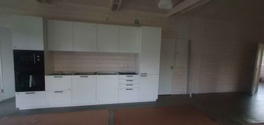 Установлены шкафы, закреплены фасады, смонтированы ящики и полки. Подключена бытовая техника, размещена столешница. Все элементы выровнены и зафиксированы.