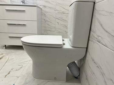 Установлено новое сантехническое оборудование, подключено к водопроводу и канализации, проверена герметичность соединений, выполнена очистка рабочей зоны, проведена финальная проверка.