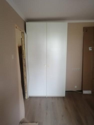 Закреплен карниз на стене, обеспечена надежная фиксация. Установлены крепежи, выровнена поверхность. Завершено аккуратно, без повреждений. Готово к использованию.