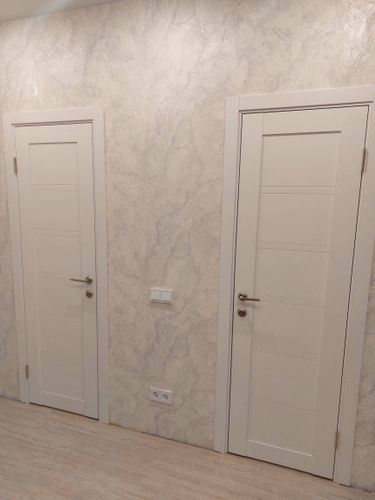 Установлена деревянная створка, закреплены петли, врезан замок, отрегулирована фурнитура, проверена плавность хода, завершено оформление проема, произведена чистовая отделка.