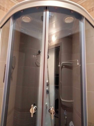 Установлена современная душевая конструкция с низким основанием. Смонтированы стеклянные панели, герметично закреплены соединения, подключены водопровод и слив, проверена функциональность всех элементов.