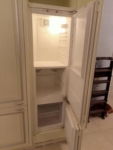 Проведена замена уплотнителя, отремонтирован термостат, устранены неполадки с охлаждением, проверена работа компрессора, восстановлена герметичность дверцы, очищены вентиляционные отверстия.