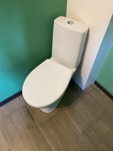 Установлено сантехническое оборудование, подключены коммуникации, проверена герметичность, закреплено на поверхности, выполнена регулировка сливного бачка, обеспечена функциональность.