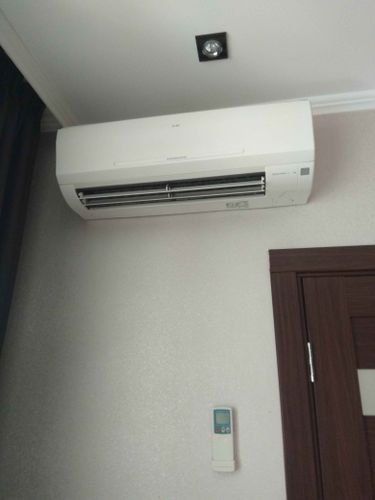 Проведена очистка фильтров, удалена пыль с внутренних элементов, обработаны антисептиком поверхности, проверена работа системы, восстановлена эффективность охлаждения.