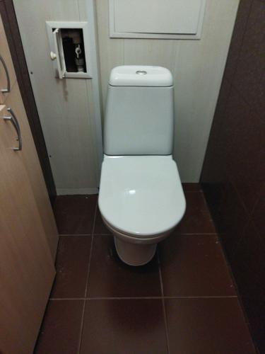 Установлено новое сантехническое оборудование, подключены коммуникации, проверена герметичность соединений, выполнена отделка прилегающей поверхности, проведена уборка рабочего места.