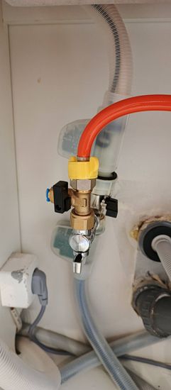 Установка проточного фильтра под мойку