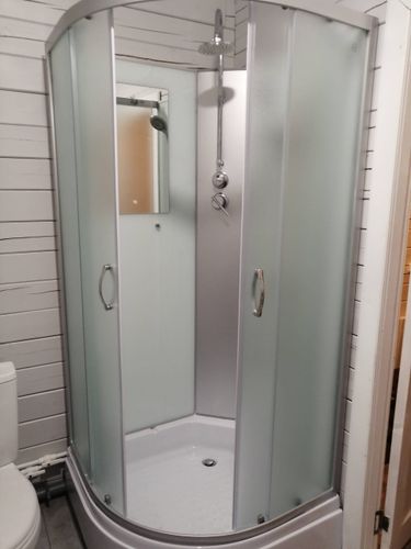 Установлена новая душевая кабина с полукруглыми матовыми стеклянными дверцами, смонтирован поддон, подключены водопроводные трубы, выполнена герметизация швов, проверена работа системы.