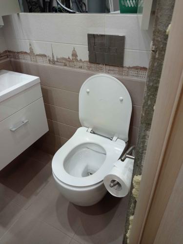 Проведена замена неисправного клапана, устранена протечка, отрегулирован уровень воды, проверена герметичность соединений, обновлены уплотнители, восстановлена работоспособность системы.