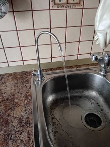 Установка проточного фильтра под мойку