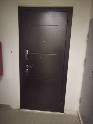 Установлена новая металлическая дверь, заменены замки, отрегулированы петли, улучшена шумоизоляция, обновлена фурнитура, устранены дефекты, проверена герметичность, проведена финальная проверка.