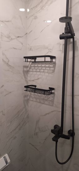 Монтаж зеркального шкафа с подсветкой