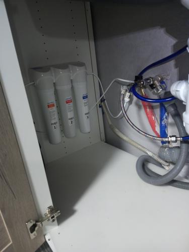 Установка проточного фильтра под мойку
