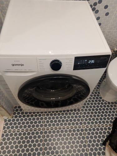 Подключено водоснабжение и слив, установлена техника на ровную поверхность, проверена работа, подключено электричество, проведена настройка программ, обеспечена устойчивость.