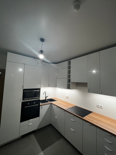 Установлены шкафы, смонтирована столешница, закреплена раковина, подключена варочная панель, встроена духовка, проведено освещение, выполнена сборка и установка кухонного гарнитура.