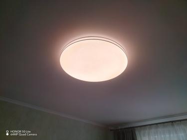 Установлен новый светильник на потолке, подключены провода, закреплено основание, проверена работоспособность, обеспечено равномерное освещение, завершена настройка, произведена уборка рабочего места.