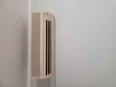 Проведена диагностика, устранены неполадки, заменены фильтры, очищены внутренние компоненты, заправлен фреон, проверена работа системы, восстановлена функциональность устройства.