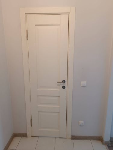 Установлена новая межкомнатная дверь: закреплены петли, врезан замок, смонтирована ручка, отрегулирована створка, выполнена отделка наличниками, обеспечена плавная работа.