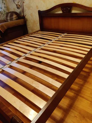 На изображении завершена работа: установлены новые деревянные планки на каркас кровати, обеспечивающие прочность и долговечность конструкции.