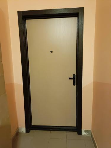 Установлена металлическая дверь с огнестойкими свойствами. Закреплена рама, навешено полотно, проверена работоспособность замка и ручки. Обеспечена герметичность и безопасность.