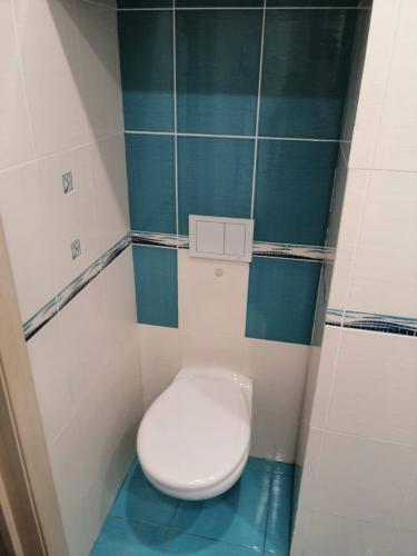 Проведены работы по восстановлению системы: заменены детали, устранены протечки, обновлены крепления, проверена герметичность, настроена кнопка слива, обеспечена надежная фиксация и функциональность.