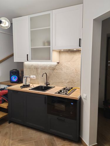 Установка светодиодной ленты для подсветки рабочей зоны