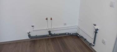 Установлены трубы для водоснабжения, выполнены соединения, закреплены фитинги, проведена разводка по стене, подключены вентили, завершен монтаж системы.