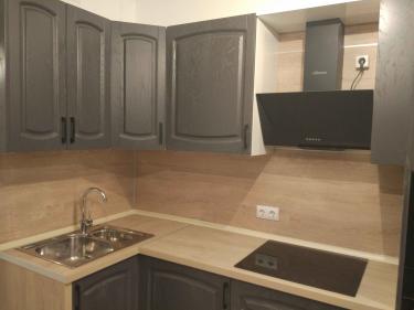 Изображение демонстрирует завершённую установку кухонной техники. Устройство подключено к электросети, размещено на рабочей поверхности, обеспечена безопасная эксплуатация.