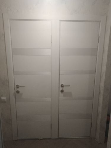 Установлена новая створка, закреплены петли, врезан замок, отрегулирована фурнитура, проверена плавность открывания, произведена подгонка коробки, завершена отделка проема.