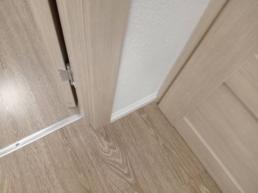 Монтаж полиуретанового/дюрополимерного/полистиролового плинтуса