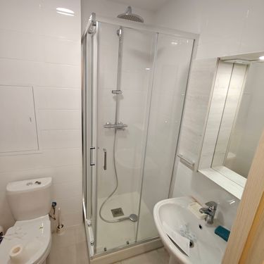 Сборка и навеска зеркального шкафа в ванной комнате