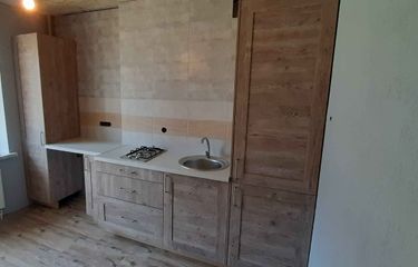 Установлены шкафы, закреплены фасады, смонтирована столешница, врезана варочная панель и раковина, подключены коммуникации, навешены дверцы, отрегулированы петли, закреплены ручки.