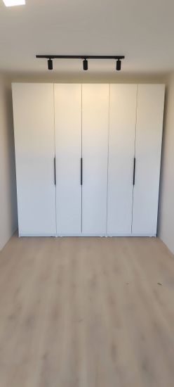 На стене закреплена полка, обеспечивающая устойчивость и надежность. Использованы крепежные элементы, соответствующие материалу поверхности, для долговечности и безопасности конструкции.