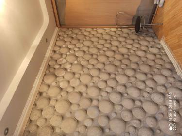 Установлен декоративный элемент вдоль стыка стен и потолка, обеспечивая плавный переход и эстетичное завершение интерьера.