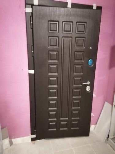 Установлена новая металлическая дверь, отрегулированы петли, заменены замки, укреплена коробка, обновлена отделка, обеспечена звукоизоляция, проверена герметичность, улучшена безопасность.