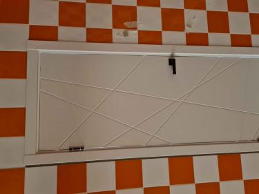 Установлена складная конструкция, закреплены направляющие, смонтированы панели, проверена плавность движения, зафиксированы ручки, отрегулированы петли, обеспечена надежная фиксация в проеме.