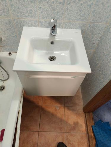 Установлен новый кран на раковину, подключены водопроводные трубы, проверена герметичность соединений, проведено тестирование на отсутствие протечек, выполнена уборка рабочего места.