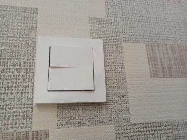 Установлен светильник на потолке, проведены электрические соединения, закреплена конструкция, проверена работоспособность, обеспечена безопасность и эстетичность.