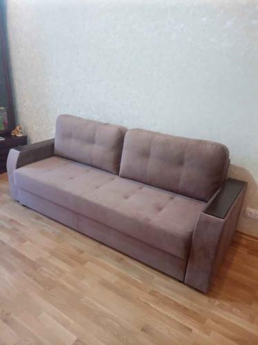 Собран новый диван: установлены каркас, подлокотники, спинка, сиденье. Проверена устойчивость, закреплены все детали, обеспечена функциональность и комфорт.