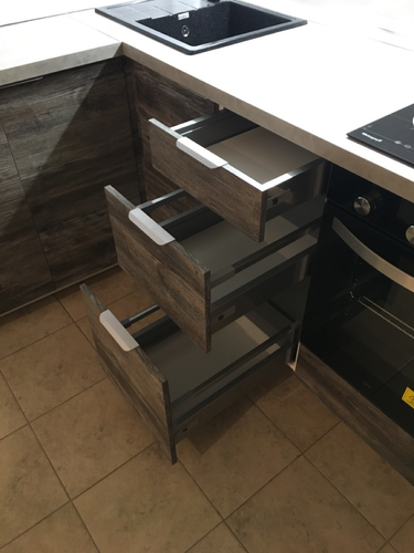 Обновлены дверцы кухонных шкафов, выполнены точные разрезы, установлены новые панели, обеспечивающие современный вид и функциональность. Завершён монтаж ящиков с улучшенной фурнитурой.