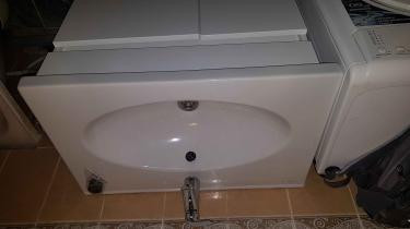 Установлена раковина над стиральной машиной, подключены водопровод и слив, проверена герметичность соединений, закреплен смеситель, обеспечена функциональность и эстетичность конструкции.