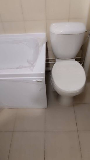 Установлено новое сантехническое оборудование, подключены коммуникации, проверена герметичность соединений. Обновленный элемент интерьера гармонично вписался в пространство ванной комнаты.