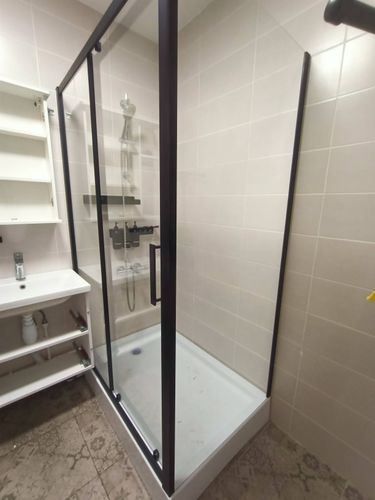 Установлены стеклянные панели, закреплены направляющие, смонтирован поддон, подключены смеситель и душевой шланг, герметизированы стыки, проверена герметичность соединений.