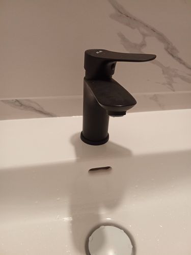 Установлен новый кран в ванной комнате. Выполнена замена старого оборудования на современное, обеспечивающее надежное водоснабжение. Завершены все необходимые монтажные работы.