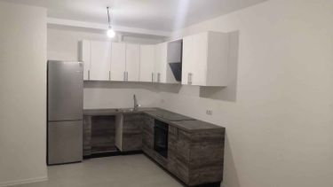 Установлены шкафы, смонтирована столешница, подключена мойка, встроена варочная панель и духовой шкаф. Завершена работа по сборке и установке кухонного гарнитура.