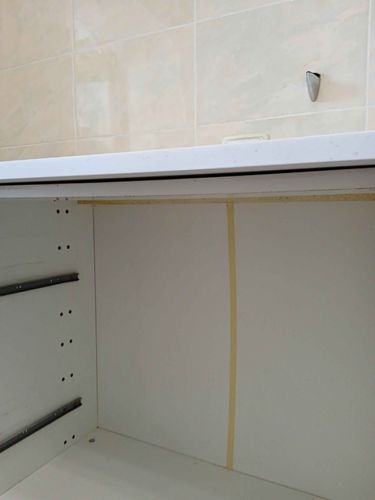 Установлена новая поверхность из композитного материала, аккуратно закреплена на кухонных шкафах, швы обработаны, обеспечена ровная и гладкая плоскость, завершены все монтажные работы.