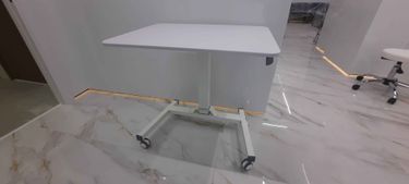 Собран стул: установлены ножки, прикреплено сиденье, закреплены колеса, проверена устойчивость. Работа завершена, конструкция готова к использованию.