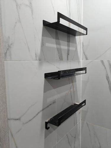 Установка душевой панели